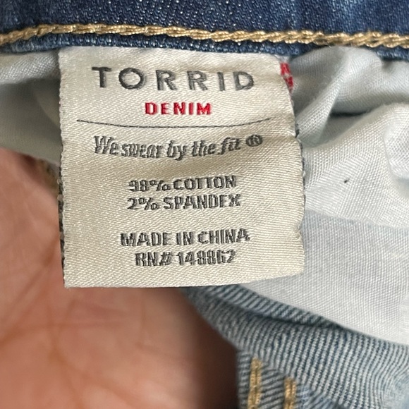 Torrid Distressed Lightwash Jean Shorts Size 16 - Picture 8 of 9